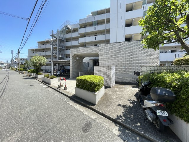 明るく広々としたエントランスが迎えてくれます。　