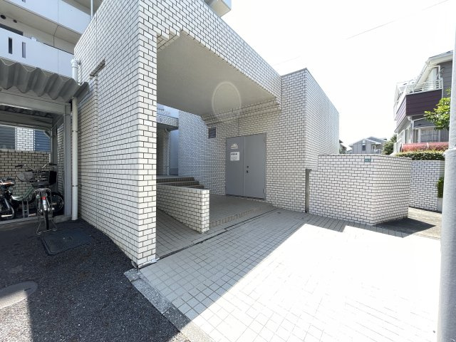 明るく広々としたエントランスが迎えてくれます。　