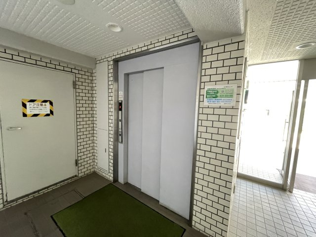 重たい荷物を持っていても、エレベーターがあれば安心です。　