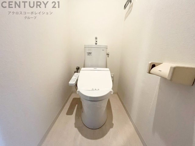 温水洗浄便座付トイレは温水洗浄機能により、暖かい水でおしりを洗浄することができ、冷たい水を使う従来の便座に比べ、温水洗浄機能で暖かいトイレを提供し、快適な使用を可能にします。