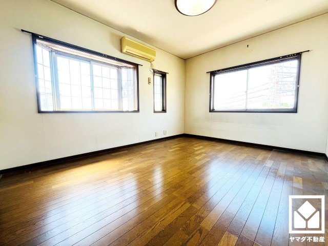 大きな窓からは明るい光が降り注ぎます。