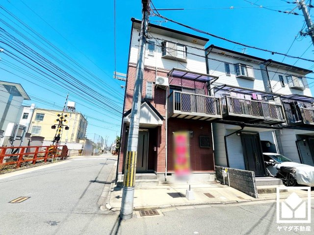 平担地なので傾斜が少なくベビーカーも押しやすい歩道です。
