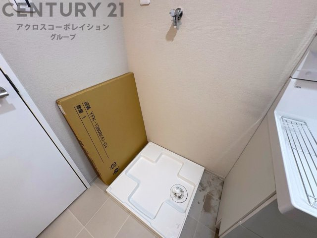 洗濯物の仕分け作業がしやすく、整理整頓が容易になります。洗濯音や湿気を他の部屋に持ち込まず、生活環境を快適に保ちます。上部を活用すれば収納スペースを確保でき洗剤や洗濯用品の整理もしやすくなります。