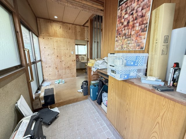 玄関から室内へとつながるスペースは荷物の出し入れや資材の仮置きにも便利。内装を整えることですっきりとした印象のエントランスに仕上がり住まいとしてはもちろん、事務所としても使いやすい動線を確保できます。