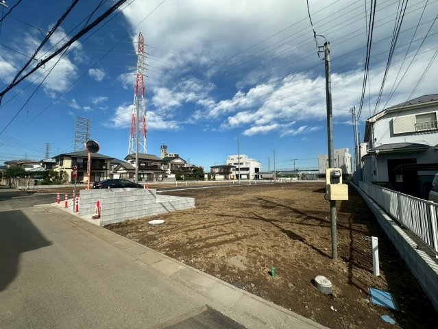 ゴミ置き場と前面道路写真