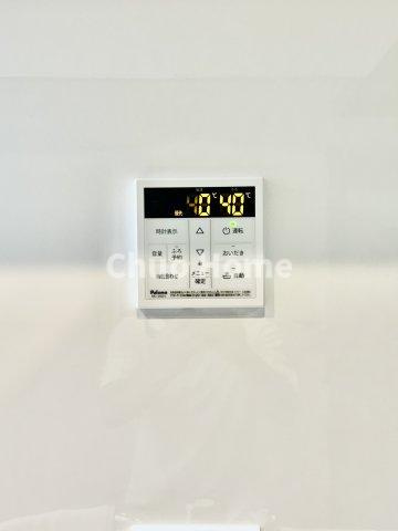 【給湯リモコン】外での一日を忘れさせてくれるオートバス機能でお好みの湯量・温度に調整された浴槽。