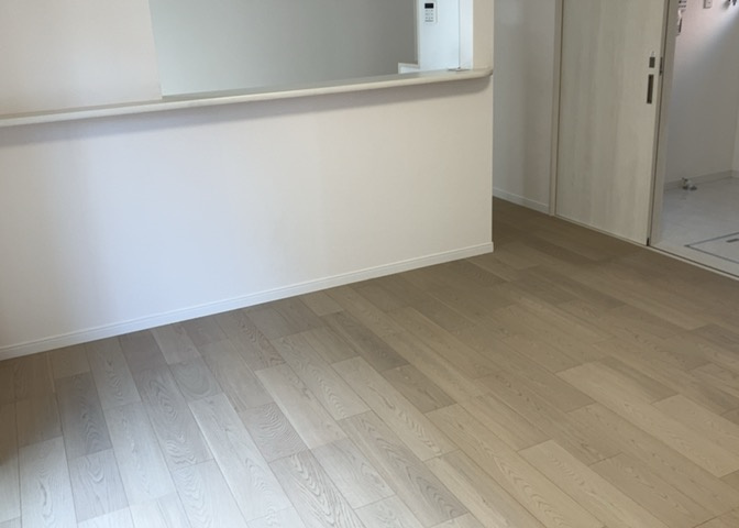 ダイニングとキッチンの間を扉や壁などで仕切らず、一体化させた間取りです。キッチンカウンターがついている物件ならば、食事をキッチンカウンターで取ることで、ダイニングスペースをリビングとして使用できます。