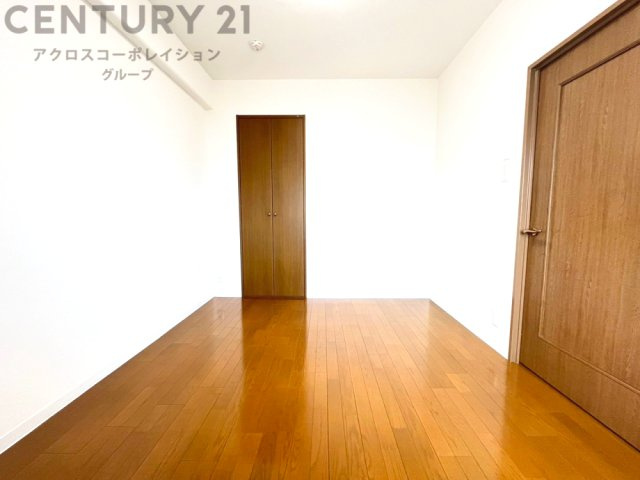 明るい色合いのフローリングとクロスを使用した洋室は家具やインテリアとも調和しやすく空間が広く感じられ開放感を生み出します。自然光を効果的に反射し、室内を明るく保つため、日中の照明使用を抑えられます。