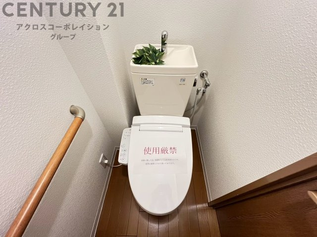 温水洗浄便座付トイレは温水洗浄機能により、暖かい水でおしりを洗浄することができ、冷たい水を使う従来の便座に比べ、温水洗浄機能で暖かいトイレを提供し、快適な使用を可能にします。