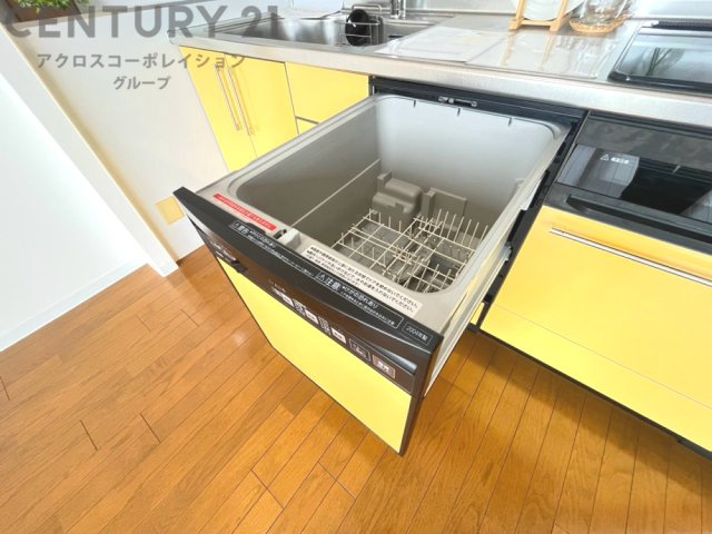 手洗いに比べて時間や労力を節約できることです。また、高温のお湯で洗浄されるため、雑菌や細菌を殺菌する効果もあります。さらに、乾燥機能があるため、手で拭く手間も省け衛生的に保管できます。