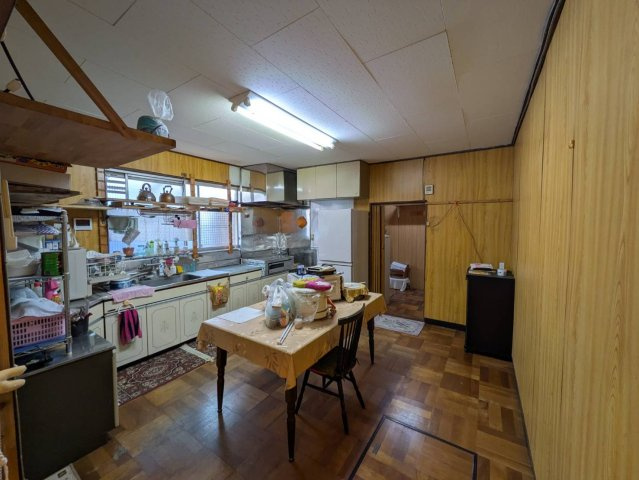 作業スペースがしっかり確保されたキッチンは、複数人での調理にも対応可能な広さです。窓付きで明るく、換気もしやすい環境。収納も豊富で調理器具や食材の整理整頓もしやすく、毎日の家事を快適にサポート。