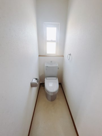 ■トイレ｜白を基調とした清潔感溢れるトイレになっています。トイレには窓がついていますので常に換気をすることができ清潔を保てます。