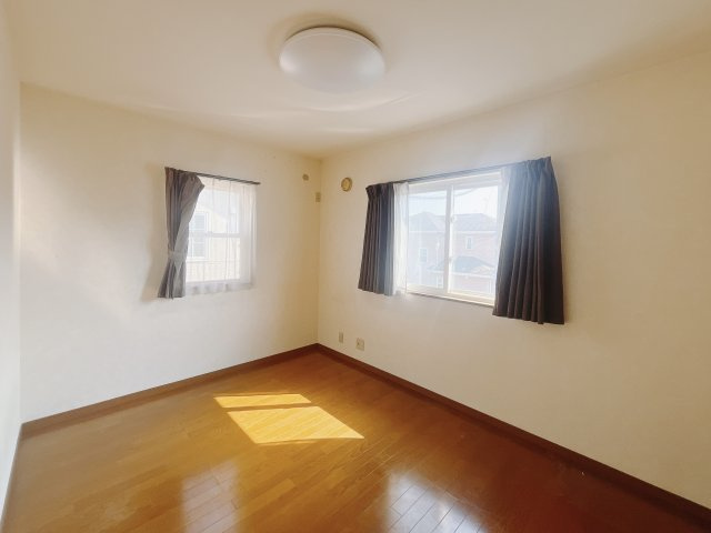 ■洋室｜お子様の一人部屋にピッタリな洋室。木のぬくもりを感じるフローリングは、天然木の味わいが時とともに深みを増していきます。また、傷にも強く、フリーワックスでお手入れもラクラクです♪