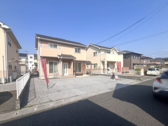 ■外観｜広々とした駐車スペースで楽々駐車可能！お買い物後もスムーズにお荷物を運べます♪