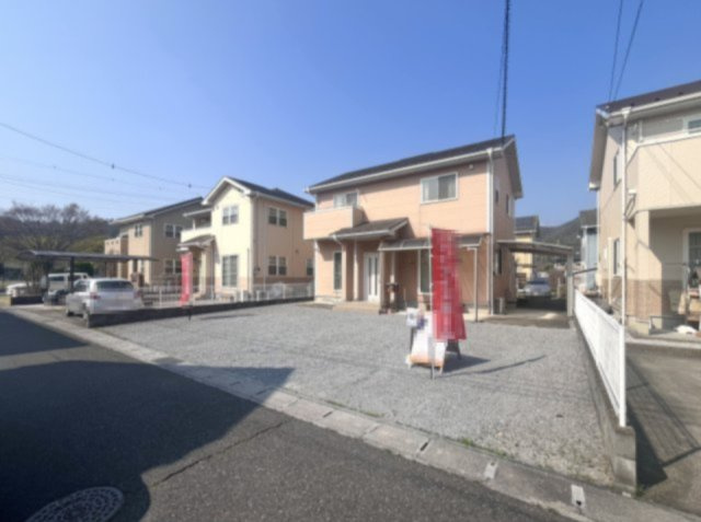■外観｜周囲の見渡しが良く、車の出入りの際も安全確認がしやすいため、小さなお子様がいるご家庭でも安心です。