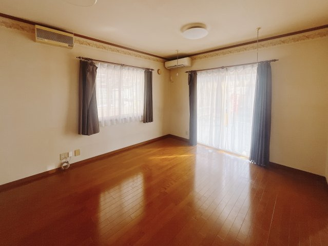 ■リビング｜時の流れと共に陽射しは装いを変え空間に新たな彩りを与えます。一日中家に居ても飽きることなく過ごすことができる素敵な空間です♪