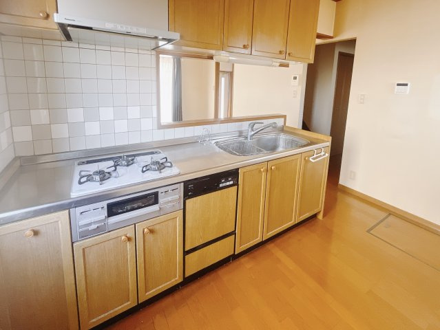 ■キッチン｜大きなお鍋や調理用具のも出し入れラクラクな収納がたっぷり！毎日使う場所だからこそ、無理のない姿勢で作業できるのは嬉しいポイントですね(*＾＾*)♪