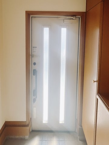 ■玄関｜太陽の光をたっぷり採り込む南玄関☆ご家族の靴がたくさんしまえる下駄箱付き。お子様の靴がこれから増えても安心な大きさです。