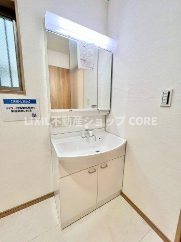 鏡の裏に豊富な収納量を確保した、三面鏡タイプの洗面化粧台。洗面室の整頓にも役立ちますね。　