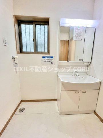 ゆとりの洗面スペースで朝の身支度も快適スムーズに。鏡の裏にはたっぷりと収納スペースを標準装備！　