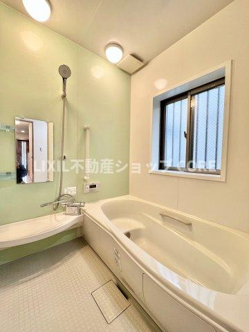 ゆったり入れる一坪バス。足を伸ばして入れるサイズは一日の疲れを癒すのに嬉しい広さですね。　