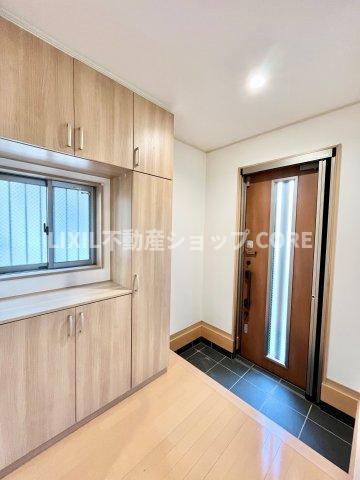 いつも気持ちよくご家族をむかえられるよう、玄関下駄箱収納をフル活用してスッキリとした玄関！　　