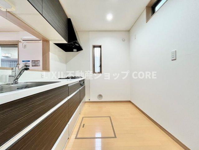 カウンター下部には豊富な収納を設置しスペースを有効活用しております。充実したキッチンです。　