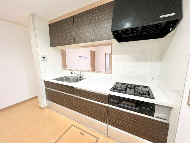 リビングを見渡せるカウンターキッチンで、お子様の様子を伺いながら食事の支度が可能！　