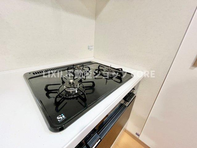 三口コンロで、お料理の効率もアップ！使い勝手の良さを考えました。お洒落なシステムキッチンです。　