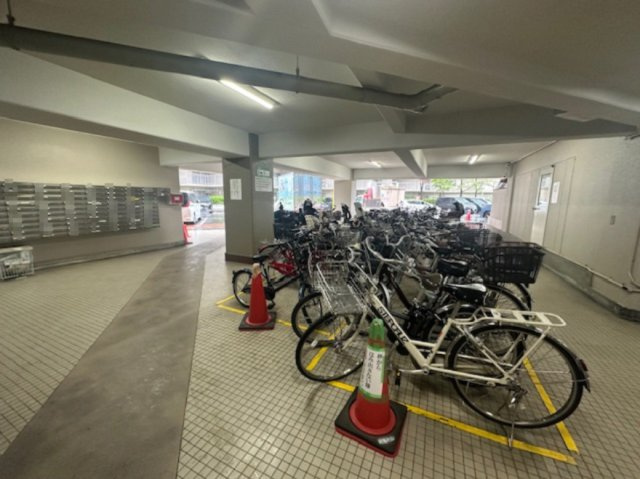 自転車置き場有り！屋根の付いた自転車置き場なので、雨による自転車の劣化も防げます。