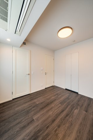 天井が高く解放感のある洋室です！明るいダウンライトが室内を照らし快適にお過ごしいただけます♪