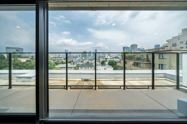 手前は低層の住宅街のため、開放感があり、東京タワーや元麻布ヒルズ、　六本木ヒルズ、麻布台ヒルズ、その他都心の高層ビルをバランスよく望むことができます。