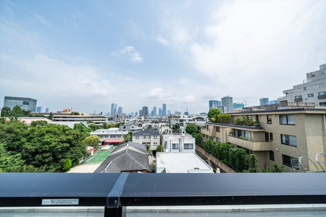 高い建物がなく青空を広く見渡せる眺望です！心地よい風が吹き抜け毎日の暮らしに彩りを添えてくれます♪