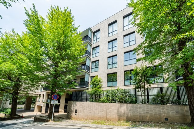 綺麗な緑に囲まれた重厚感のある外観です！周辺環境も落ち着いており毎日の生活を快適に送っていただけます！