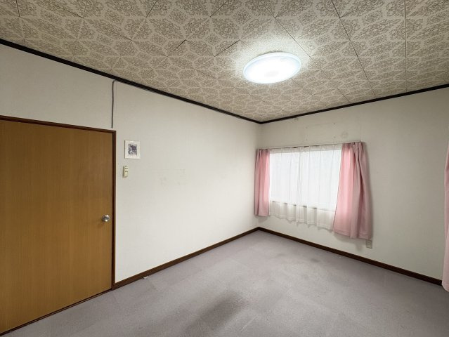 洋室は、寝室としてはもちろん趣味部屋や書斎としても活躍します。家具を配置しやすい整形空間のためレイアウトの自由度も高く、ライフスタイルに合わせた利用が可能です。プライベートな時間を確保できそう。