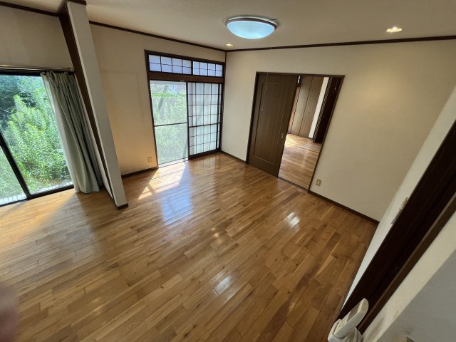 大きな窓から差し込む光で明るいLDKに♪