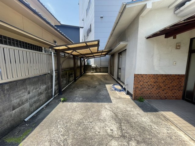 屋根付きのカーポートは車を雨や日差しからしっかり守ってくれます。敷地奥まで奥行きがあり、自転車やバイク、アウトドア用品の収納スペースとしても活用可能。お車縦列2台程度、駐車可能です。