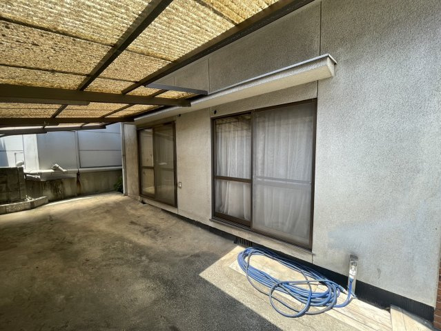 屋根付きのカーポートは雨の日の出入りや荷物の積み下ろしにも便利。壁面には外水栓や電源もあり、洗車や屋外作業にも対応できます。大きな掃き出し窓が隣接しており、室内との動線もスムーズ。
