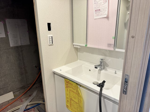 ～3面鏡付きの独立洗面台　細々している物をスッキリ収納出来ます～