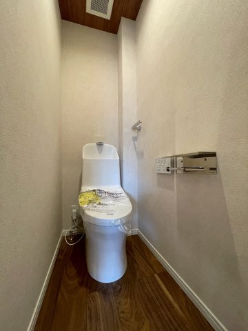 トイレ全体の空間を考慮し、リノベーション致しました。　落ち着いたデザイン、もちろんトイレも新調済み。