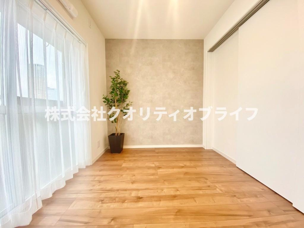 南面バルコニーに面している洋室