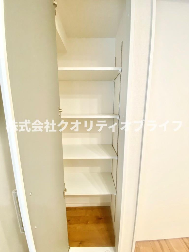 リビングにも収納スペースございます