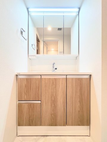 ◆毎日使う場所だから、機能的で使いやすさに配慮したパウダールーム。すっきりと使えるように収納も豊富にご用意しています。【モデルルーム】