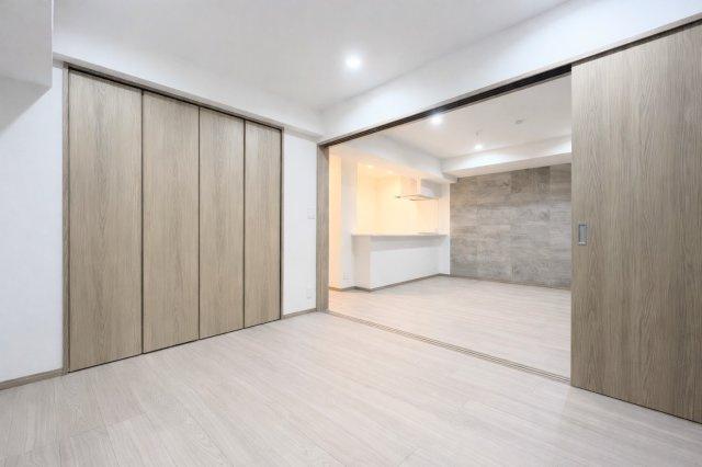 ◆気持ちの良い風が室内へ入り込む居室。家具を配置しても広々ご利用いただけます！！【モデルルーム】