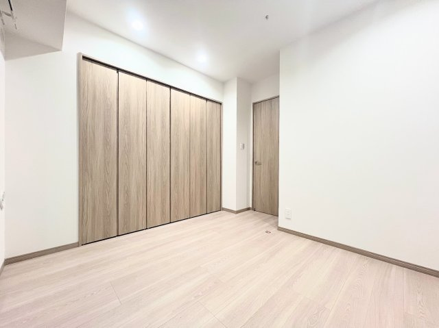 ◆室内はいつも明るい印象なので気持ちの良い朝を迎えられます。各部屋にはクローゼットを完備しており、収納が多いお家はすっきりして快適空間です。【モデルルーム】