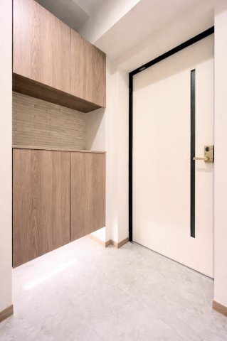 ◆明るい玄関です！散らかりやすい玄関もスッキリする大容量のシューズボックス付き。【モデルルーム】