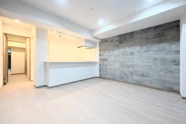 ◆広々としたリビング・ダイニングは、シックでモダンな内装。落ち着いた雰囲気に包まれて、伸びやかな空間のなかで、ゆったりと家族団らんのひとときを過ごせます。【モデルルーム】