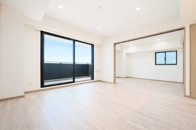 ◆リビングは一日中太陽の光が射し込みます。家族が集まる空間は、自然と笑顔が溢れます！【モデルルーム】