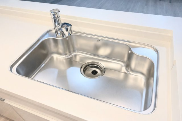 ◆広々したキッチンシンク。洗い物が多い時にも快適にご利用いただけます。【モデルルーム】