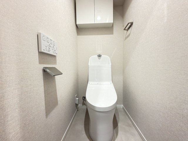【新品】トイレ交換（収納棚・温水洗浄便座付き）、とても綺麗で清潔感があります♪